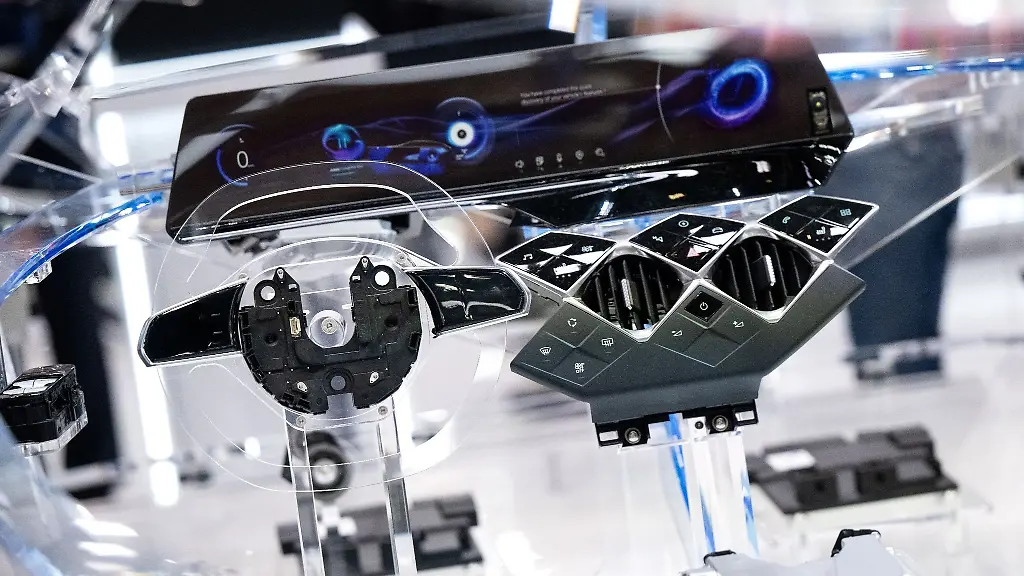 Ein-Modell-von-einem-Fahrzeug-mit-Komponenten-von-Valeo