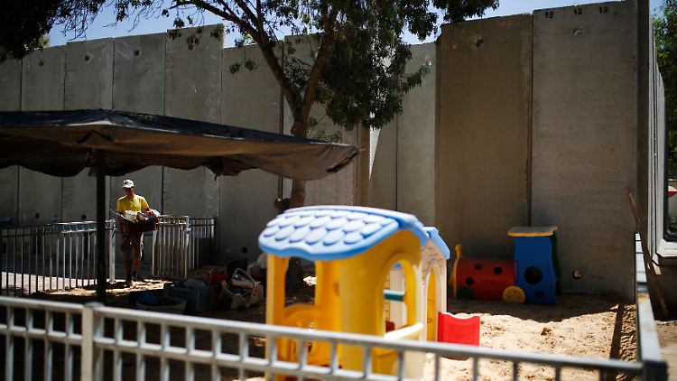 Betonmauern und Schutzräume schützen auch den Kindergarten vor Raketeneinschlägen. Dem Großangriff vom Samstagmorgen hatten die Sicherheitsmaßnahmen von Nahal Oz jedoch kaum etwas entgegenzusetzen. 