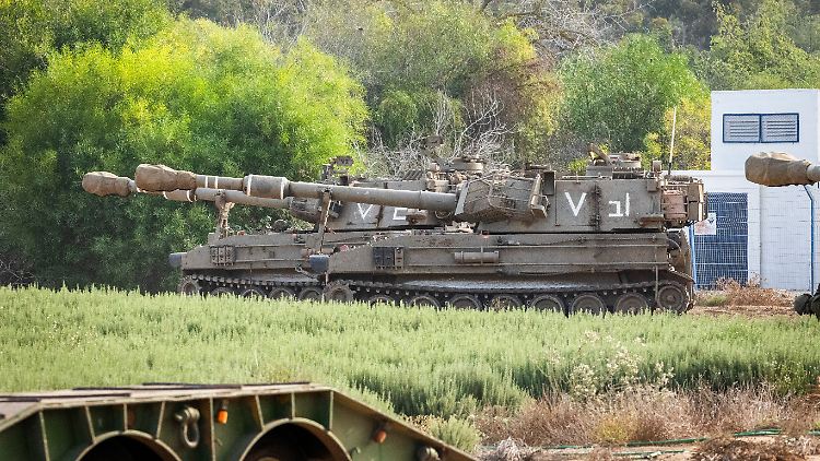 Israelische Artillerie geht nahe dem Gazastreifen in Position. 