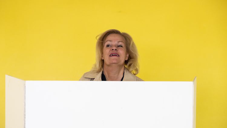 Nancy Faeser, die SPD-Spitzenkandidatin in Hessen, gibt ihre Stimme in einem Wahllokal in Schwalbach am Taunus ab.