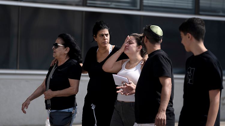 Eine israelische Familie erscheint auf einer Polizeistation, um einen getöteten Angehörigen zu identifizieren.