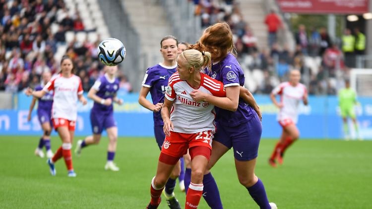 Pernille Harder (vorne) musste früh vom Platz.