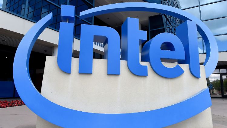 Das Logo des Chipherstellers Intel steht vor der Zentrale des Unternehmens.