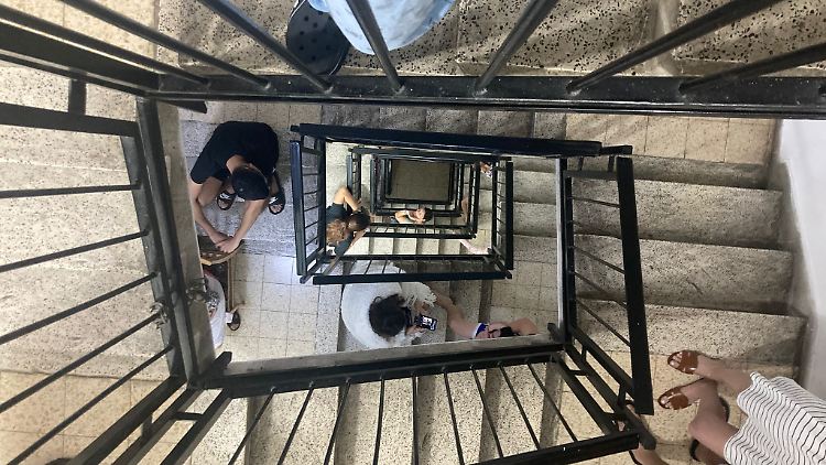 Im Treppenhaus warten die Nachbarinnen und Nachbarn gemeinsam den Alarm ab.