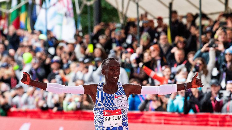 Kelvin Kiptum läuft seinen erst dritten Marathon in einer Fabelzeit.