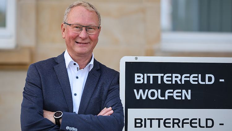 Der alte und der neue Oberbürgermeister von Bitterfeld-Wolfen: Armin Schenk.