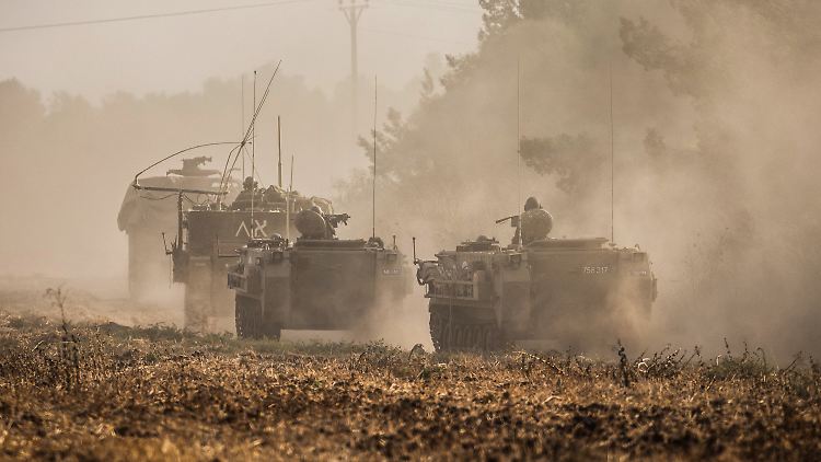 Israelische Militärfahrzeuge in der Nähe der Stadt Sderot nahe dem Gazastreifen.