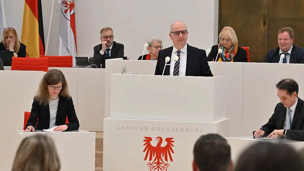 Dietmar-Woidke-SPD-M-Ministerpraesident-von-Brandenburg-spricht-in-der-Debatte-des-Landtages-von-Brandenburg