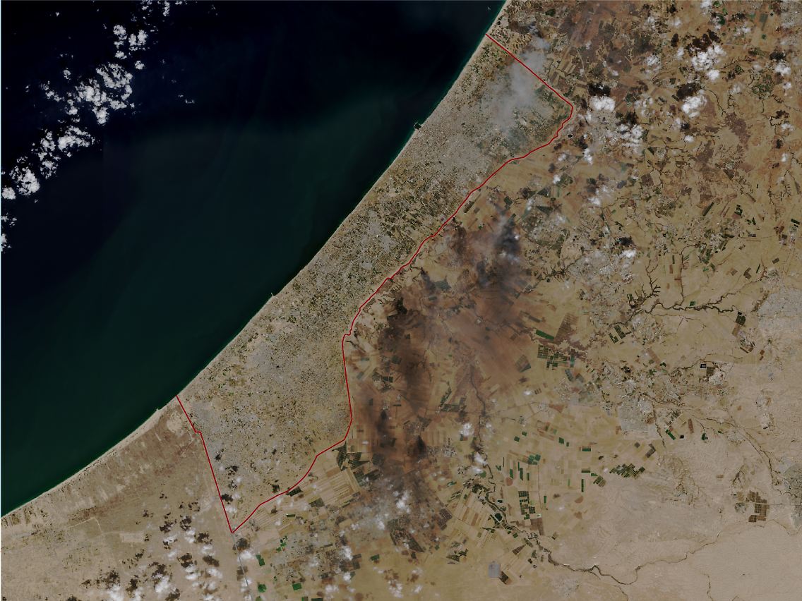 Blick aus dem All: Der Gazastreifen am Tag des Großangriffs gegen Mittag des 7. Oktober (Verlauf des Grenzzauns hervorgehoben).