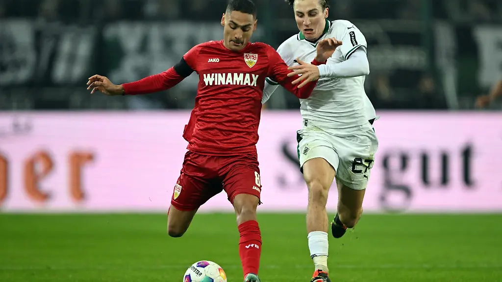 Fussball-Bundesliga-17-Spieltag-Borussia-Moenchengladbach-VfB-Stuttgart-Stadion-im-Borussia-Park-Gladbachs-Rocco-Reitz-r-und-Stuttgarts-Enzo-Millot-kaempfen-um-den-Ball