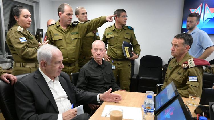 Israels Premier Netanjahu lässt sich im Hauptquartier der Streitkräfte informieren. 