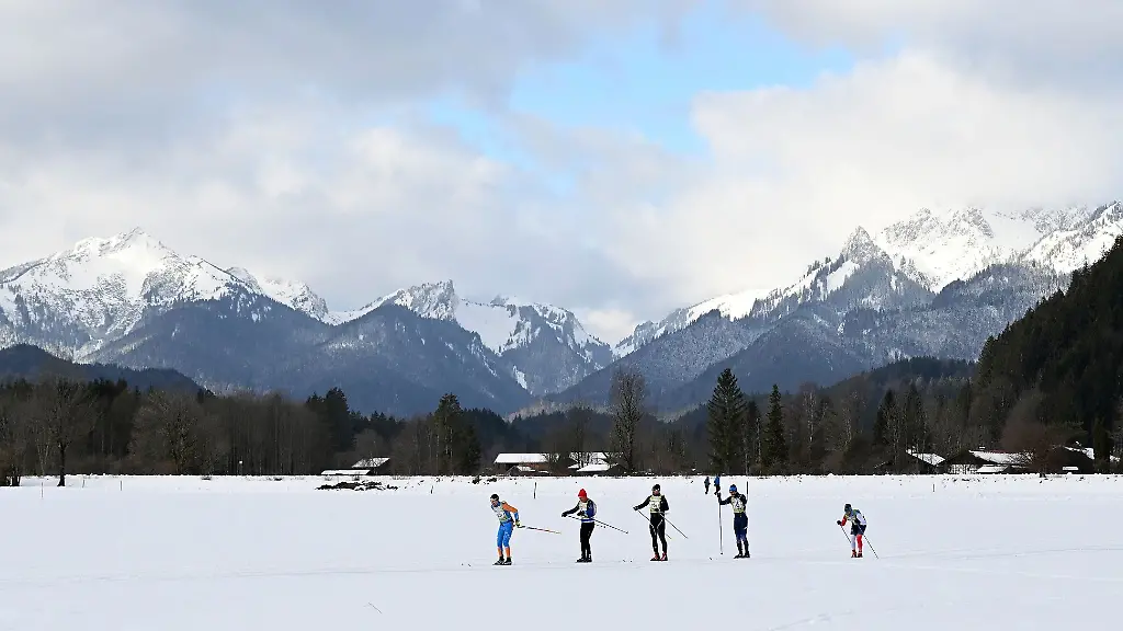 Langlaeufer-starten-beim-Koenig-Ludwig-Lauf-Deutschlands-groesstes-Skilanglaufrennen-im-klassischen-Stil