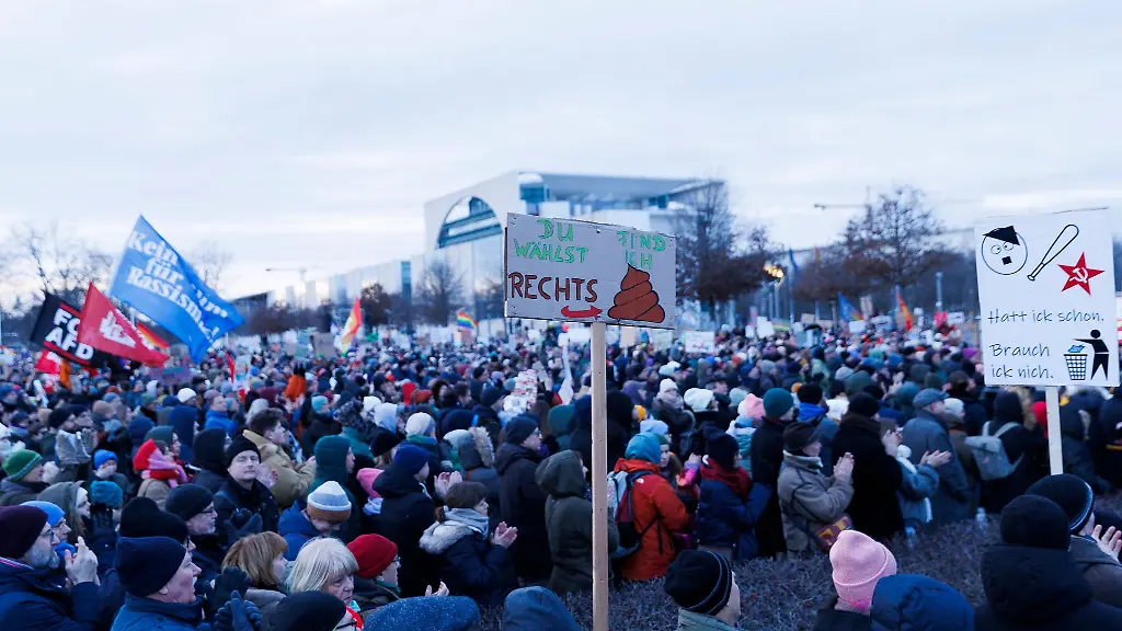 Demonstranten-nehmen-an-einer-Protestveranstaltung-unter-dem-Motto-Demokratie-verteidigen-vor-dem-Reichstagsgebaeude-teil