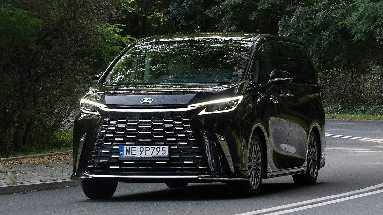 Gewöhnungsbedürftig: Mit der extrovertierten Front erhascht der Lexus LM ganz sicher Aufmerksamkeit. Ob das in Europa gut ankommt?