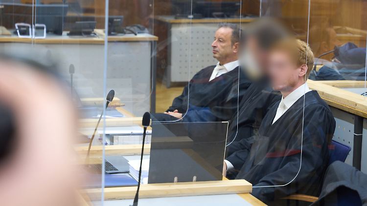 Der Angeklagte (Mitte) wurde unter anderem wegen Mordes und besonders schwerer Brandstiftung verurteilt. 