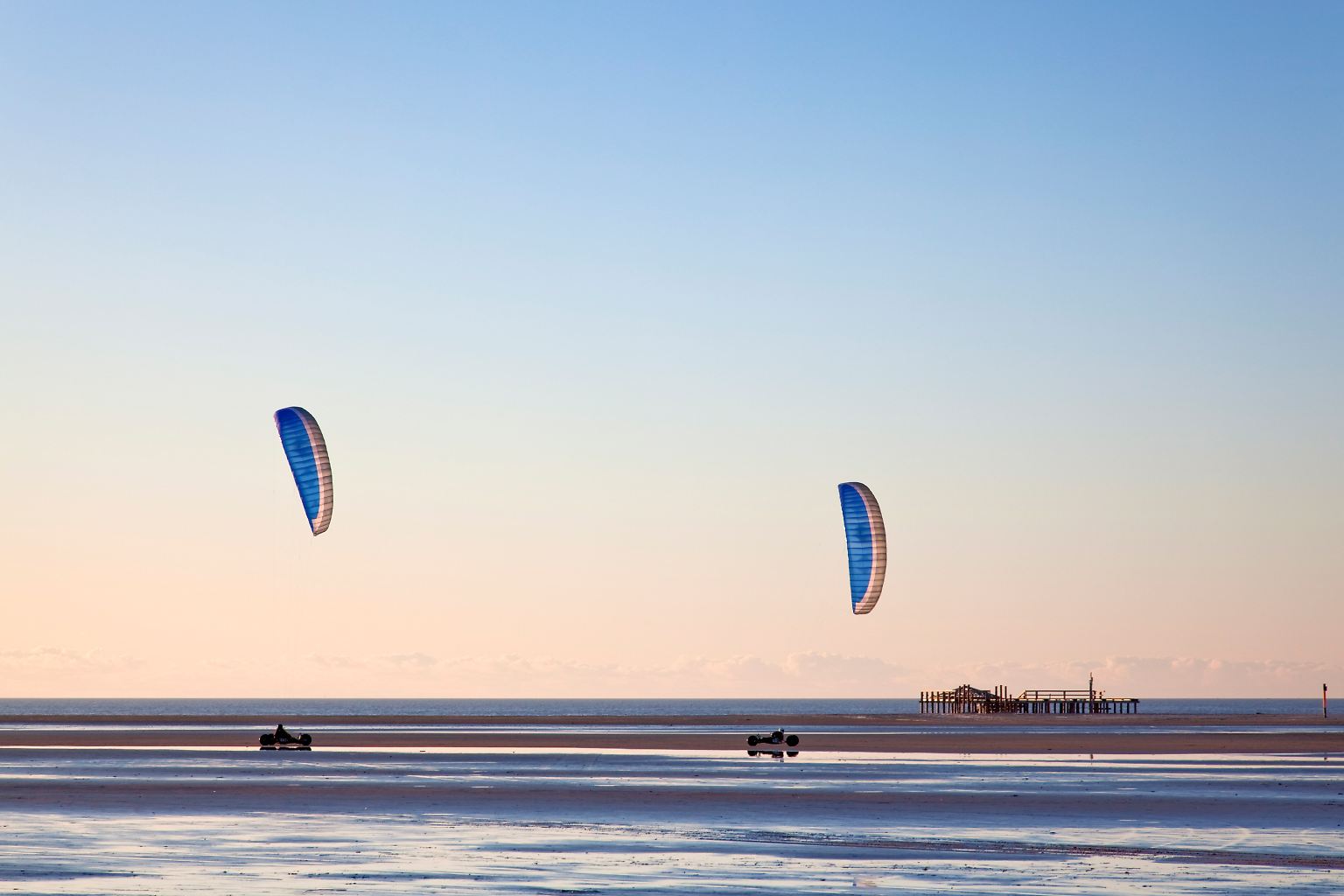 Eiderstedt, das bedeutet "Weite, Wind und Wellen" - so der Titel eines Bildbandes, der die Atmosphäre der Nordsee-Halbinsel fotografisch einfängt.