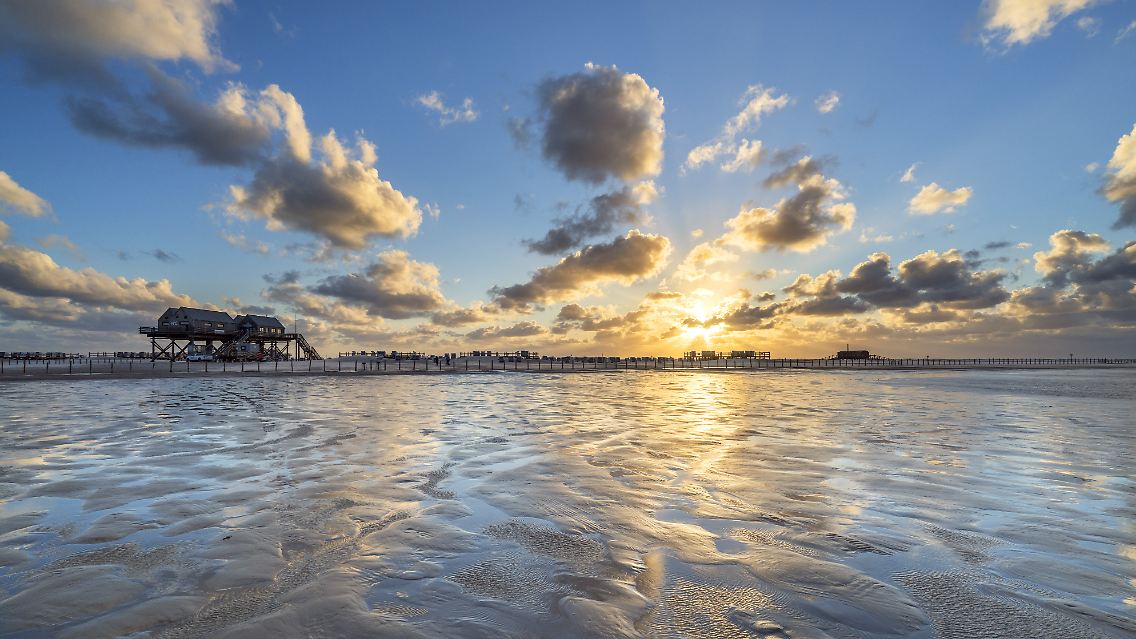 Der Himmel ist weiter und die Wolken ziehen schneller – oder ist das alles nur Einbildung? Tatsächlich ändert sich das Wetter an der Nordsee meist rascher als im Binnenland.