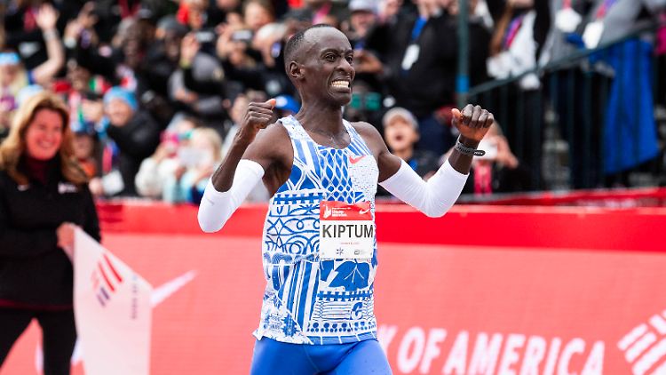 So zügig wie Kelvin Kiptum hat noch nie ein Mensch das Ziel eines Marathons erreicht.
