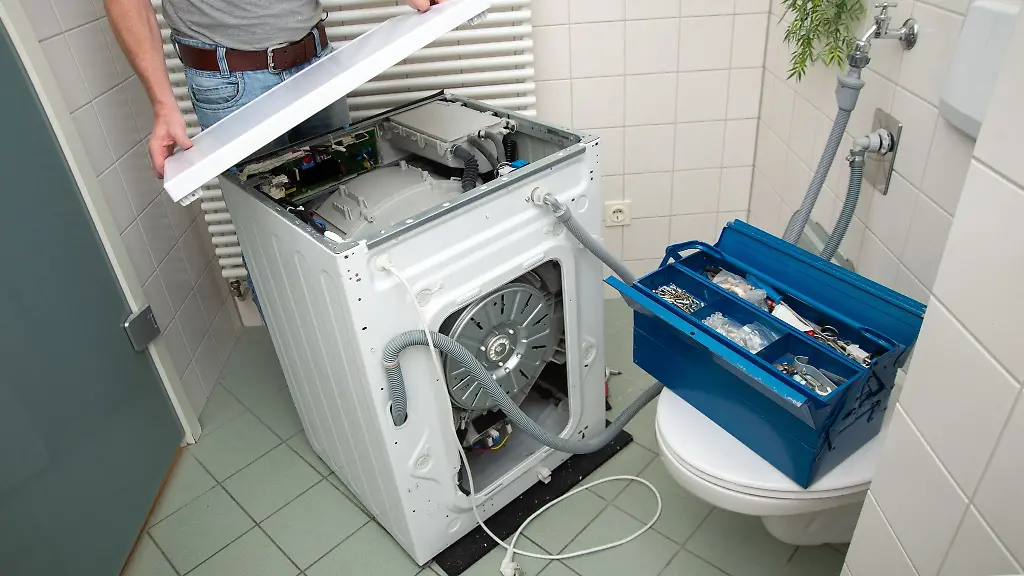 Wenn-die-Waschmaschine-kaputt-geht-kann-eine-Reparatur-kostenguenstiger-sein-als-der-Kauf-eines-neuen-Geraetes