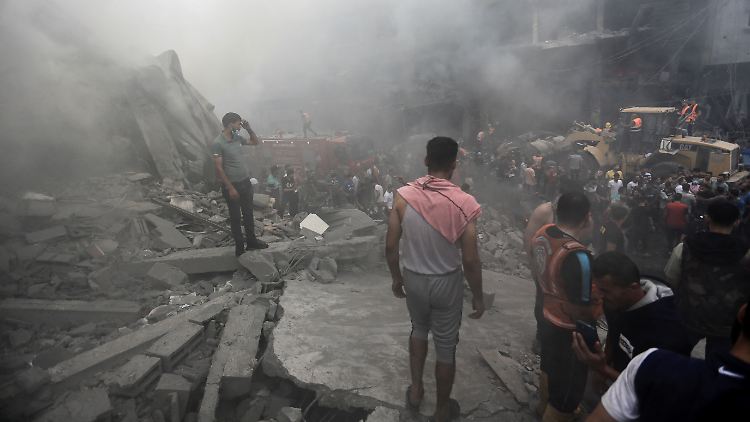 Nach dem Blutbad im israelischen Grenzgebiet, das die Hamas angerichtet hat, schlägt Israel zurück.
