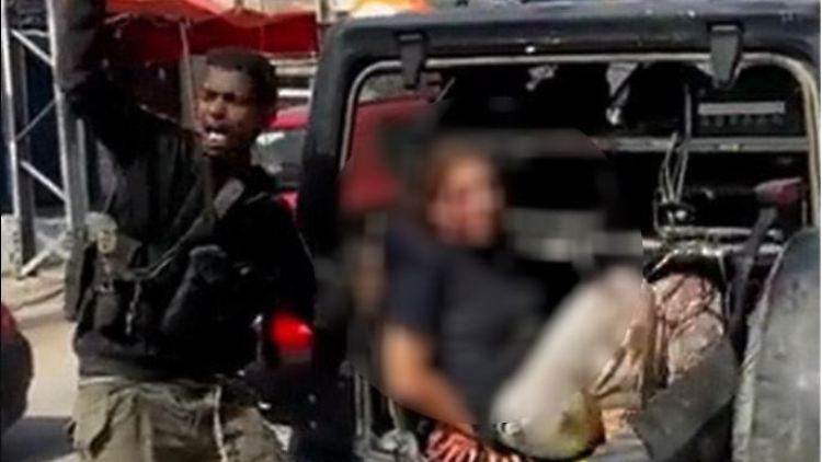 Eine israelische Frau wird im Kofferaum eines Autos von Terroristen verschleppt. Das Foto stellt die israelische Regierung zur Verfügung. 