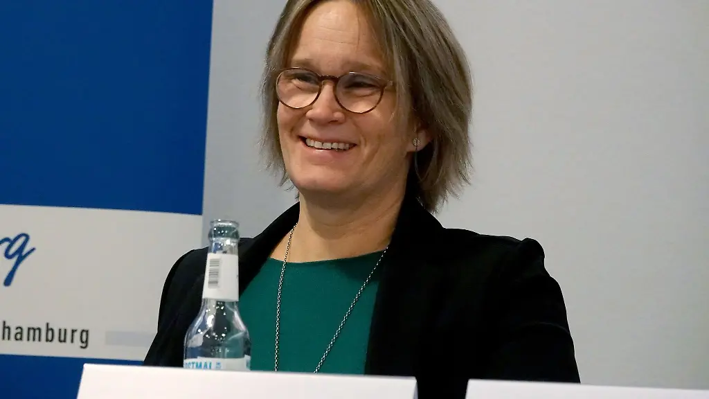 Hamburgs-Sozialsenatorin-Melanie-Schlotzhauer-spricht-bei-einer-Pressekonferenz