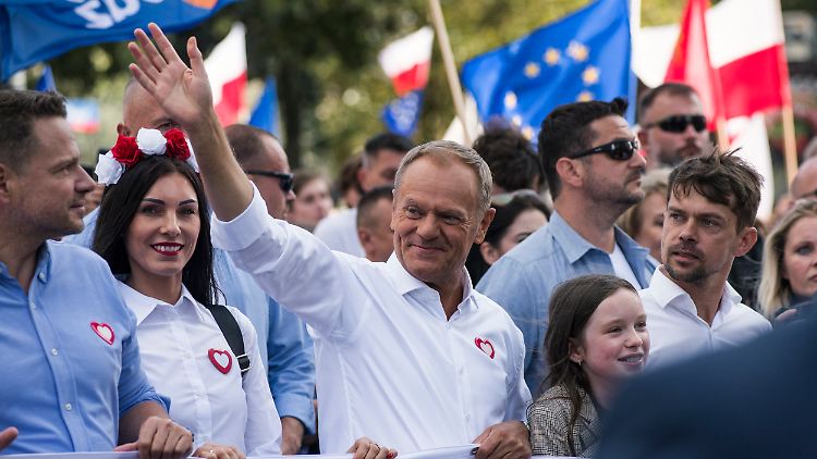 Donald Tusk bei der von seiner Partei organisierten Demonstration "Marsch der Millionen Herzen" am 01.10.2023.
