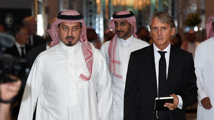 Verbandschef Yasser Al Misehal (l.) mit Roberto Mancini, dem aktuellen Nationaltrainer Saudi-Arabiens. 