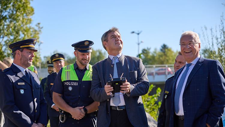 Bayerns Ministerpräsident Söder steuert versuchsweise eine Drohne der bayerischen Grenzpolizei.