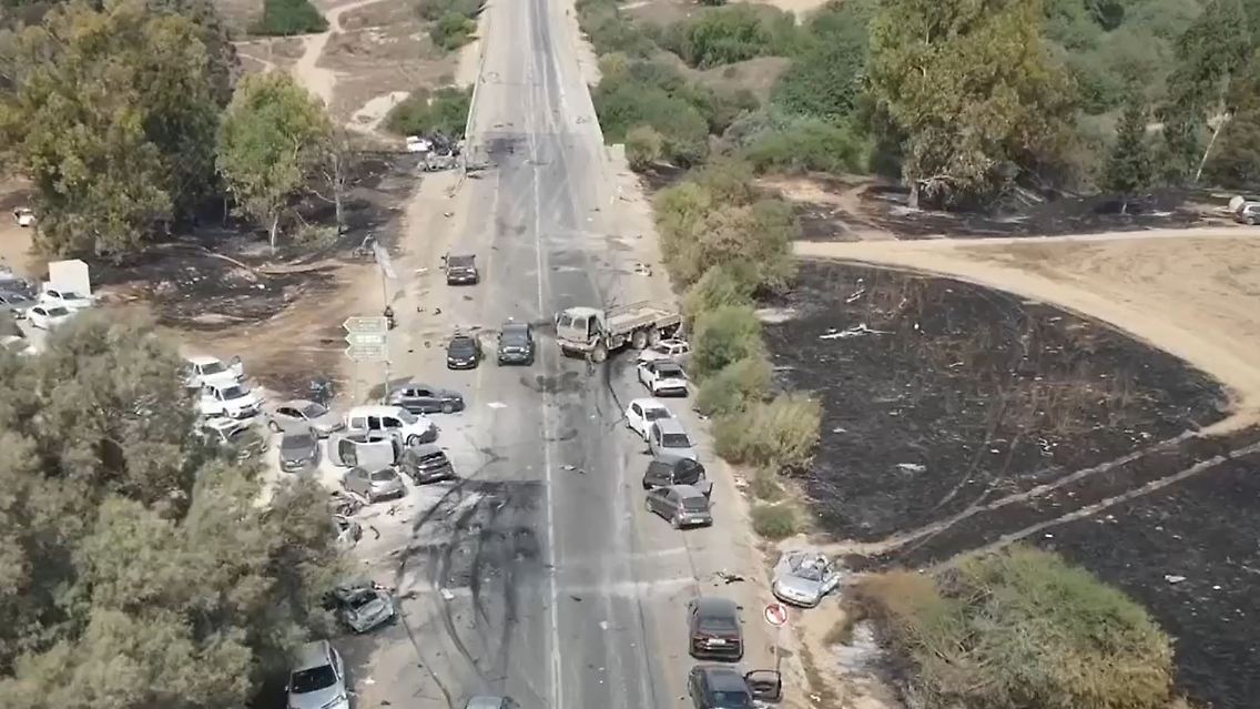 Die Teilnehmer der Trance-Feier sind von marodierenden Hamas-Trupps umzingelt. An der Ausfahrt zur Straße Richtung Beeri und Sderot bildet sich schnell ein Stau. Kaum einer entkommt den mordenden Terroristen.