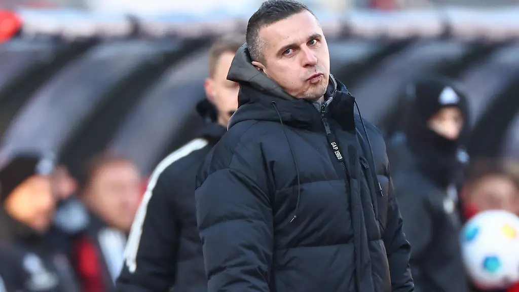 Der-Trainer-Mersad-Selimbegovic-von-Hansa-Rostock-reagiert-auf-den-Spielverlauf