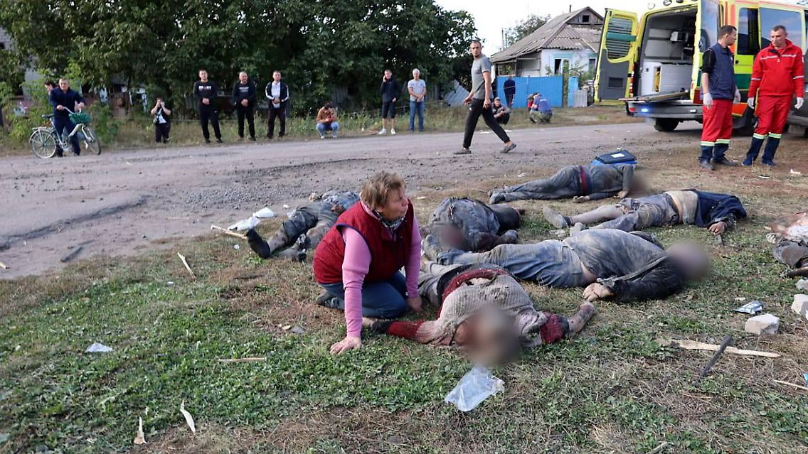 Eine Frau trauerte nach dem Angriff auf Hrosa neben mehreren Toten.
