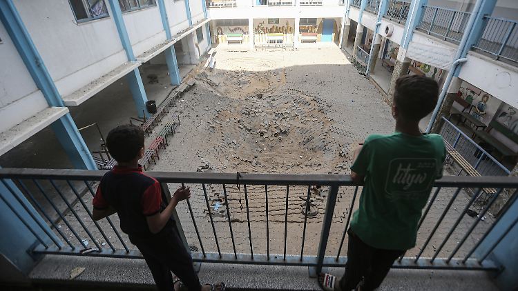 Palästinensische Jungen begutachten die Schäden an einer Schule des Hilfswerks der Vereinten Nationen für Palästina-Flüchtlinge.