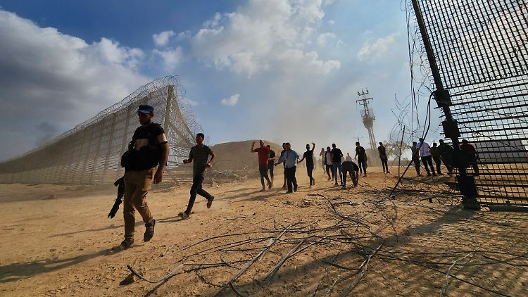 Durch Lücken im Zaun drangen die Hamas-Terroristen nach Israel ein.
