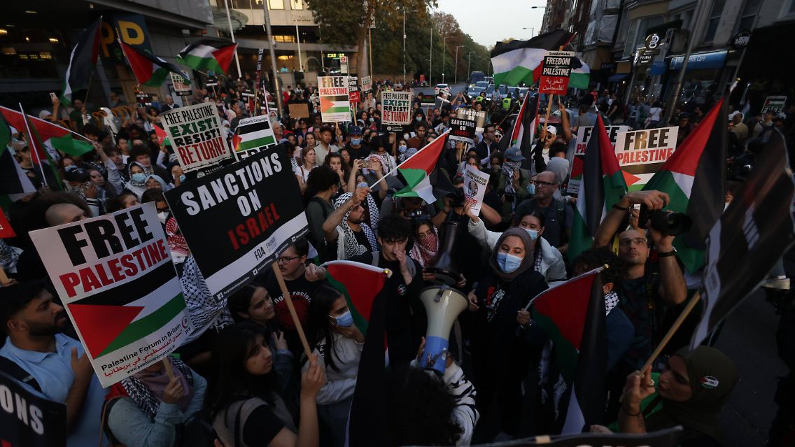 Nach dem Angriff der Hamas fordern pro-palästinensische Demonstrierende in London Sanktionen gegen Israel.
