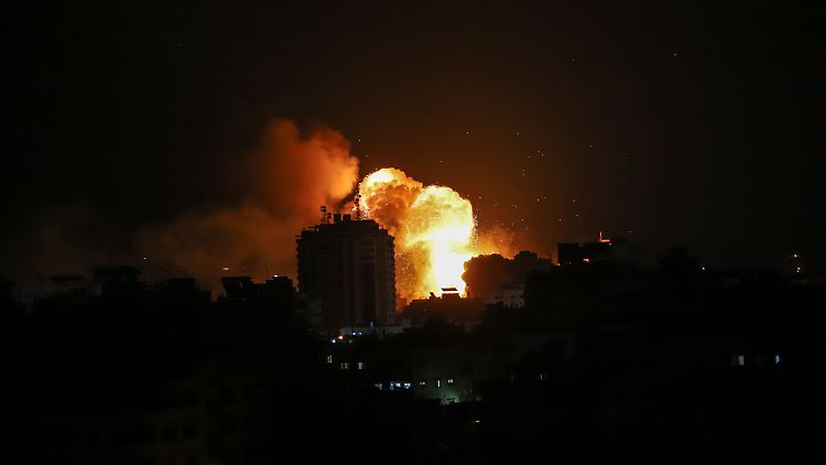 Israel hat seine Luftangriffe auf den Gazastreifen verstärkt und die palästinensische Enklave vollständig abgeriegelt.