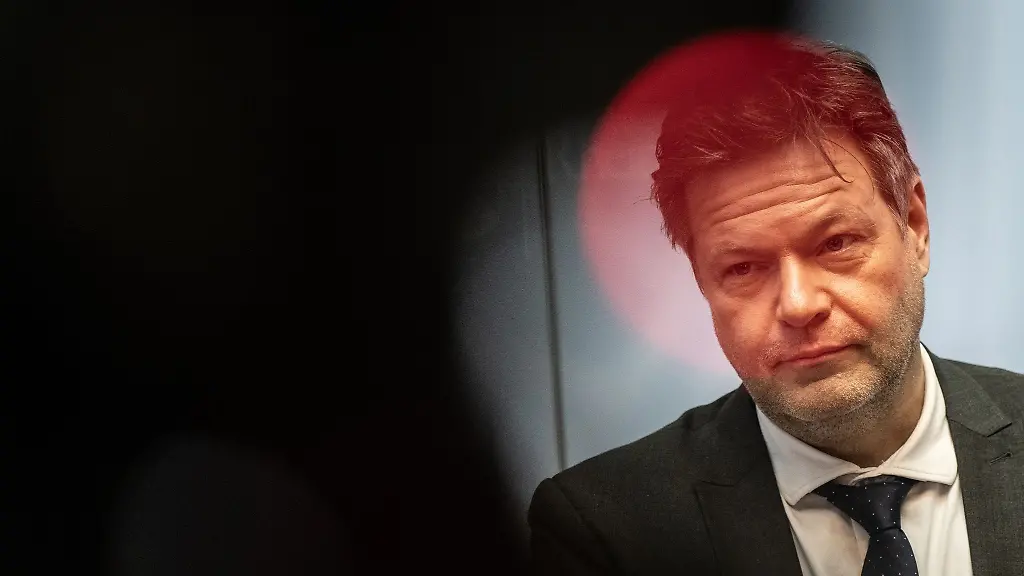 Bundeswirtschaftsminister-Robert-Habeck-Buendnis-90-Die-Gruenen-spricht-auf-der-Pressekonferenz-in-der-Staatskanzlei