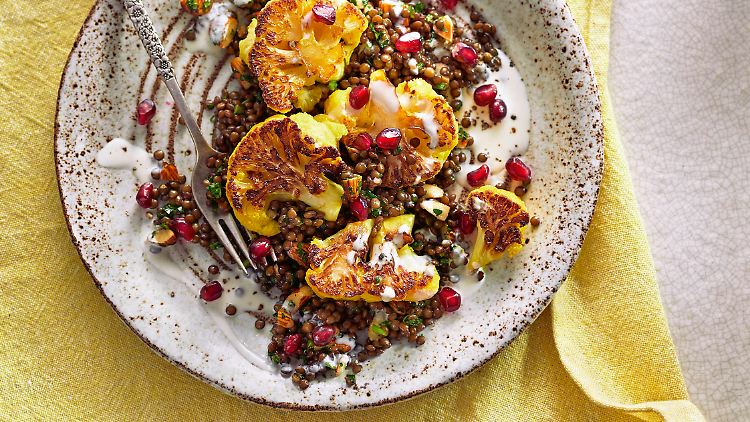 Linsensalat mit gebratenem Blumenkohl und Mandelmus-Dressing hilft u.a. bei der Verdauung. Bis zu 20 Prozent der Bevölkerung klagen über Verstopfung!