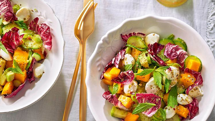 Mango-Gurken-Salat mit Avocado, Minimozzarella und Minze hilft bei Fettstoffwechselstörungen, Herz-Kreislauf-Erkrankungen, Osteoporose, Rheuma, Demenz und Depressionen.