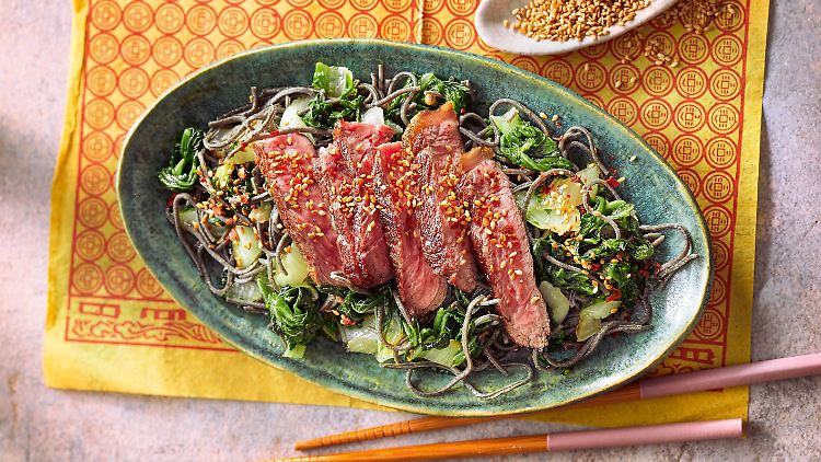 Pak Choi mit Schwarze-Bohnen-Spaghetti und Steakstreifen ist bei Diabetes, Herz-Kreislauf-Erkrankungen, Krampfadern und Osteoporose zu empfehlen.