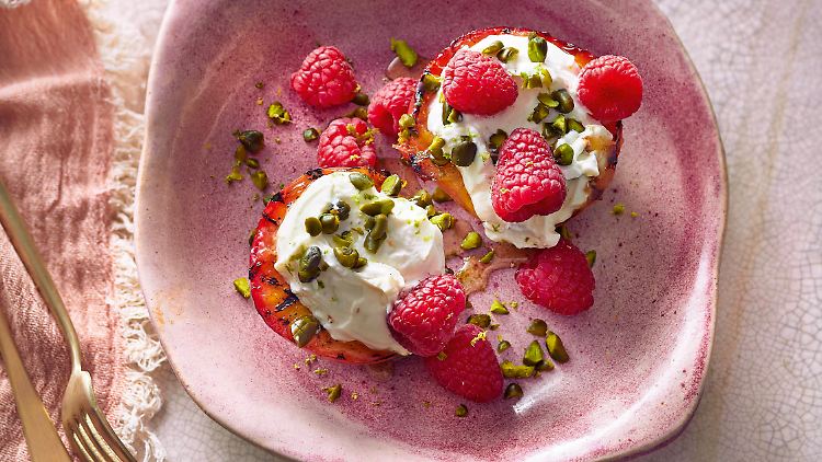 Süße Verführung und dennoch gesund: Gegrillte Nektarinen mit Quarkcreme, Himbeeren und Pistazien.