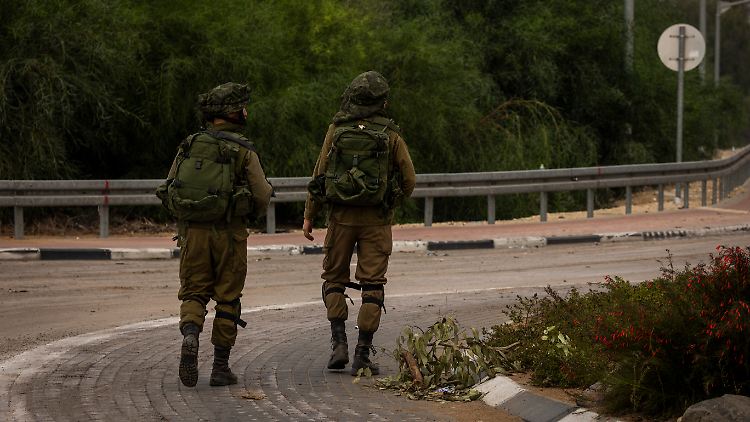 Die israelische Armee meldet den Fund von 1500 Leichen.