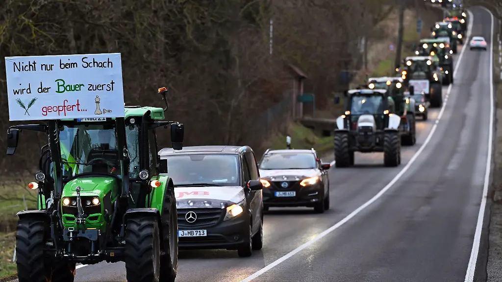 Ein-Schild-mit-der-Aufschrift-Nicht-nur-beim-Schach-wird-der-Bauer-zuerst-geopfert