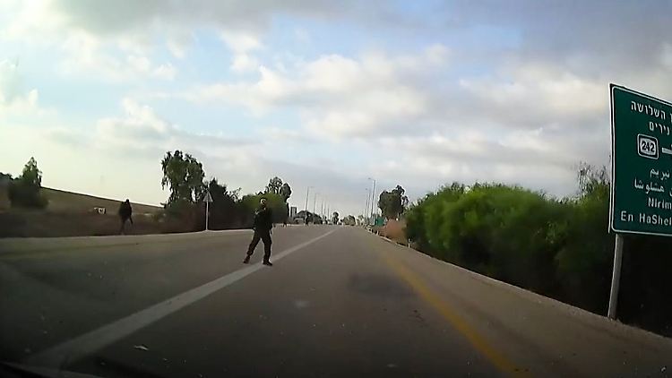 Der Hamas-Kämpfer feuert auf das mit Zivilisten besetzte Auto. 