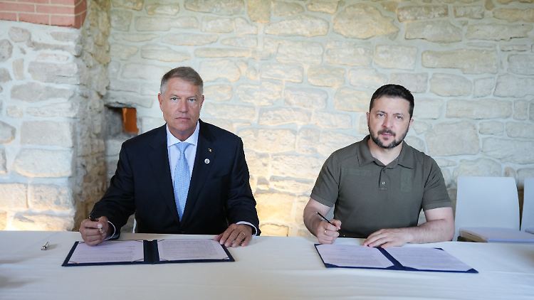 Der rumänische Präsident Klaus Iohannis und der ukrainische Präsident Wolodymyr Selenskyj bei dem Treffen der Europäischen Politischen Gemeinschaft in Moldawien am 01. Juni 2023.