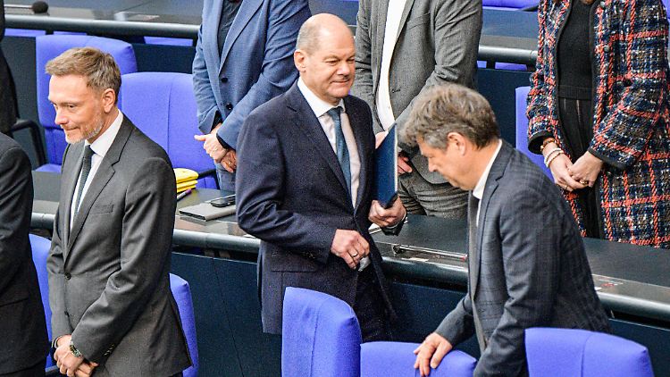 Scholz, Habeck und Lindner würden vermutlich sagen, dass sie sehr wohl die richtigen Themen angepackt haben - Waffen für die Ukraine, Beschleunigung beim Ausbau erneuerbarer Energien oder auch das Fachkräfte-Einwanderungsgesetz. 