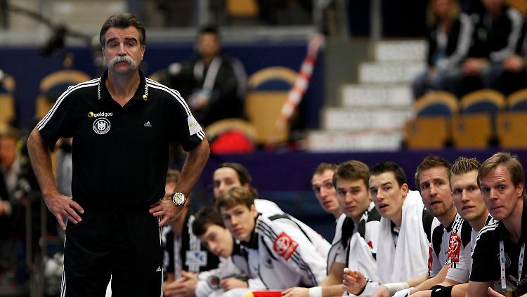Heiner Brand ist seit 14 Jahren Handball-Nationaltrainer. Sein 17. Großturnier als verantwortlicher Coach ist ein unerklärliches Auf und Ab.