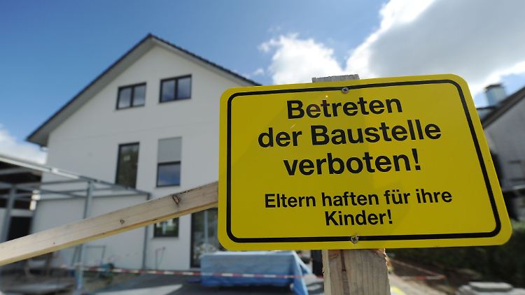 Spezielle Haftpflichtversicherungen können Bauherren vor hohen Schadenersatzforderungen schützen, sollten Dritte auf der Baustelle zu Schaden kommen.