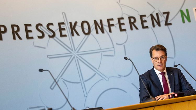 Hendrik Wüst nimmt an einer Landespressekonferenz teil.