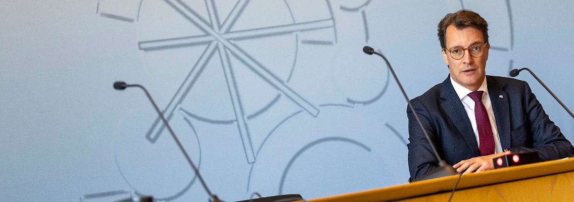 Hendrik Wüst (CDU), Ministerpräsident des Landes Nordrhein-Westfalen, nimmt an einer Landespressekonferenz teil.